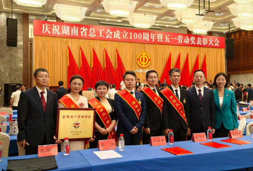 邹潇白1.png