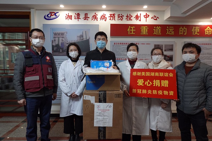 湘潭县疾控中心负责人接收捐赠防疫物资.jpg